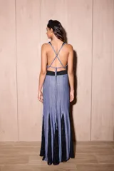 Vestido largo negro con estampado de lunares blancos, confeccionado en jersey con lurex y encaje. Presenta escote en V profundo, tirantes finos y detalles de encaje en el pecho y el ruedo.