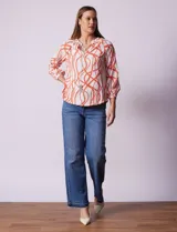 Blusa estampada blanca con diseño de cadenas y círculos color naranja. Cuello redondo con escote en V y lazo de ajuste. Manga 3/4.