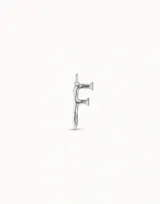 Dije con forma de letra F, diseñado con una estética que evoca la forma de un clavo, elaborado en metal bañado en plata. Pieza artesanal con acabado irregular y logo de la marca grabado.