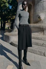 Bermuda larga color marrón oscuro, tiro medio, con pinzas frontales y cinturón de textura animal print plateado.