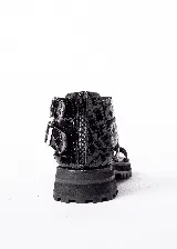 Sandalias negras con textura símil piel de cocodrilo, con plataforma track y tiras anchas con hebillas metálicas ajustables.