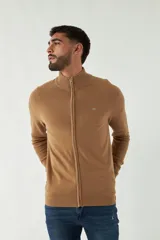 Campera tejida azul marino para hombre, con cierre frontal y logo bordado.