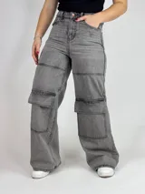 Pantalón gris de jean, corte wide leg, con bolsillos cargo laterales.