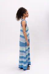 Vestido largo de algodón tejido a rayas horizontales en tonos celeste, azul y verde agua. Diseño holgado con cuello redondo y aberturas laterales en el ruedo.