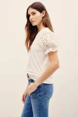 Remera fucsia con mangas abullonadas de broderie estilo globo, con cuello redondo y diseño liso en el cuerpo.