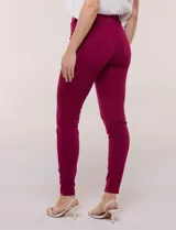 Pantalón jegging de tiro medio en tejido de denim azul, con calce ajustado skinny, cintura elastizada y bolsillos traseros funcionales.