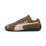Championes Puma modelo Speedcat OG, color tostado con detalles en beige y suela negra. Confeccionados en gamuza, presentan el logo de la marca en el lateral y en la puntera.