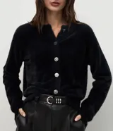 Cardigan de tricot con textura efecto peluche, color negro, de calce regular, escote redondeado y cierre frontal con botones.