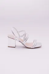 Sandalias rojas de charol con dos tiras en el empeine, tira fina con hebilla en el tobillo y tacón cuadrado.