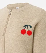 Cardigan de punto color beige con cierre frontal, cuello redondo, mangas largas y detalle bordado de cerezas en el pecho. Presenta puños y ruedo acanalados.