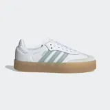 Championes Adidas Sambae blancos con las tres rayas laterales en verde agua y suela de goma color caramelo.