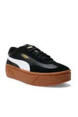 Championes Puma modelo Club II Era Platform Wns, color negro con banda lateral blanca y suela alta de goma marrón. Presenta detalles de la marca en dorado.