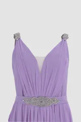 Vestido largo de fiesta color lavanda, con escote en V, breteles finos con apliques de strass y cinto con aplique de strass.