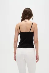Musculosa de breteles finos confeccionada en poliamida, de corte ajustado al cuerpo y color beige.