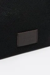 Bolso shopper de estructura blanda confeccionado en tejido de malla técnica negra. Cuenta con doble asa de hombro, cierre mediante cordón ajustable y etiqueta frontal con el logo de la marca Bimba y Lola.