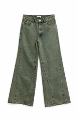 Jean de corte wide leg en color azul lavado, con costuras frontales verticales decorativas, tiro alto y diseño de cinco bolsillos.