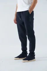 Pantalón deportivo de invierno, corte clásico con bolsillos laterales y cintura elástica con cordón ajustable. Presenta logo estampado y detalle en goma.