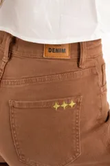 Jean de mujer color marrón, tiro medio, corte recto y largo al tobillo.