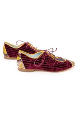 Zapatos tipo oxford de terciopelo rayado en color granate, con detalles de cuero con estampado de piel de serpiente en el talón y la puntera. Presentan cordones finos y ribetes en color amarillo.