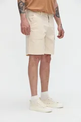 Bermuda cargo azul de gabardina con bolsillos laterales y bolsillos cargo con solapa y velcro.