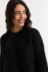 Sweater de punto con acabado brillante de lurex, cuello redondo y mangas largas, de corte holgado.