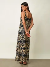 Vestido largo con estampado de hojas en tonos marrones y blancos, de tirantes anchos y escote redondo.