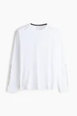 Remera deportiva blanca de manga larga con cuello redondo, confeccionada en tejido funcional DryMove con detalles reflectantes y texto estampado en las mangas.