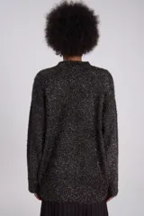 Sweater tejido de punto con textura peluda y acabado brillante, de cuello redondo y mangas largas.