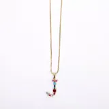 Collar dorado con dije de la letra J adornado con cristales de colores.