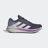 Championes de running Adidas Questar 3, color azul oscuro con detalles en gris claro y morado. Presentan exterior de malla transpirable, tres franjas blancas características de Adidas y mediasuela con tecnología Bounce 2.0.