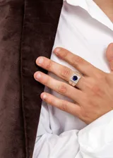 Anillo de plata 925 hipoalergénica con una zirconia azul central y pequeñas zirconias blancas alrededor.