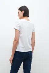 Remera blanca de algodón con escote redondo a la base y mangas cortas.