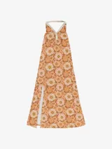 Vestido largo de algodón con estampado floral estilo retro en tonos naranjas y marrones, cuello halter, escote en V con botones y tajo frontal.