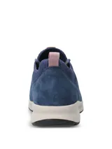Championes casuales Hush Puppies modelo Spinal Knit, color azul marino. Presentan una combinación de tejido técnico transpirable en la puntera y laterales de cuero gamuzado. Incluyen cordones jaspeados, cuello tejido elástico y suela ergonómica de color blanco con tecnología Spinal para soporte postural.