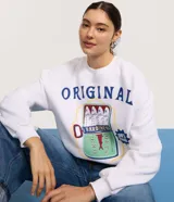 Buzo de algodón y poliéster color blanco, con cuello redondo, puños y bajo en rib. Presenta un estampado frontal grande con una lata de sardinas y el texto "ORIGINAL" y "100% fresh".