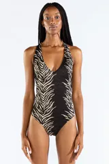 Malla entera confeccionada en tejido jacquard con diseño animal print tipo cebra, escote en V y espalda descubierta con tiras cruzadas.