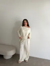 Pantalón de pierna ancha y tiro alto, color blanco marfil, confeccionado en suave lanilla de ajuste relajado.