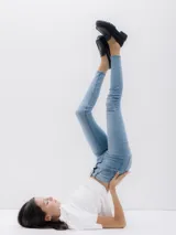 Jean skinny de tiro alto color celeste.