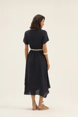 Vestido midi color azul marino, de lino, corte evasé y manga corta. Incluye cinturón de soga color beige.