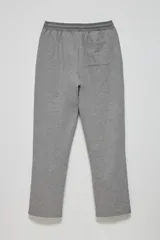 Pantalón deportivo de corte recto en color gris melange, con cintura elástica y cordón ajustable.