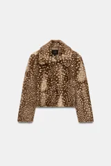 Cazadora de Zara con efecto pelo, diseño de cuello solapa y manga larga. Presenta un estampado animal print tipo cervatillo, bolsillos delanteros y cierre frontal con ganchos metálicos.