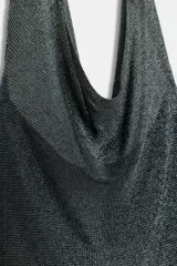 Top de mujer color gris oscuro, con cuello halter y escote fluido, confeccionado en tejido de punto con hilo metalizado.
