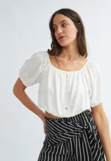 Blusa roja con escote cuadrado, mangas cortas abullonadas y cierre frontal con botones.