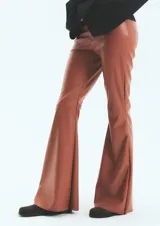 Pantalón de tiro alto confeccionado en ecocuero con textura de efecto croco. Presenta un corte semi oxford con un recorte horizontal sobre la rodilla y cierre invisible en el lateral.