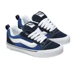 Championes Vans modelo Knu Skool, de diseño retro inspirado en los años 90. Presentan una silueta robusta con lengüeta y cuello acolchados, confeccionados en gamuza azul marino con la icónica banda lateral Sidestripe en blanco. Incluyen suela de goma vulcanizada con el característico diseño waffle.