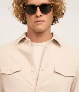 Camisa de terciopelo marrón de corte regular para hombre, con cuello clásico, manga larga, cierre frontal de botones y dos bolsillos delanteros con solapa.