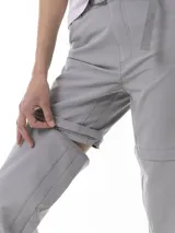 Pantalón técnico Merrell 4 Way Spandex de color gris, desmontable y convertible en short. Cuenta con bolsillos laterales con cierre, trabillas para cinturón y ajuste en la botamanga.
