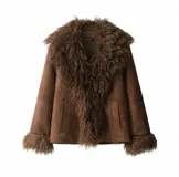 Chaqueta de gamuza color marrón con cuello amplio de piel sintética y detalles de piel en los puños. Presenta un diseño de corte recto con bolsillos laterales.