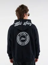 Hoodie negro con capucha, diseño estampado en la espalda con el logo de la marca dentro de un círculo de laureles y texto en la parte posterior de la capucha.