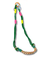 Correa bandolera de cuerda trenzada verde con detalles en amarillo y rosa.